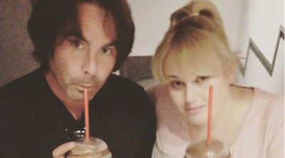 Unidos por 'How To Be Single': Rebel Wilson y Mickey Gooch confirman su romance