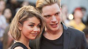 Sarah Hyland y Dominic Sherwood ya posan juntos como pareja en la alfombra roja