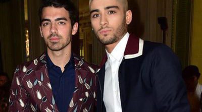 Las fans de One Direction se echan sobre Zayn Malik en un desfile en París