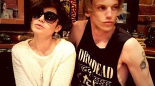 Una pareja chistosa: Lily Collins y Jamie Campbell Bower imitan a David y Victoria Beckham