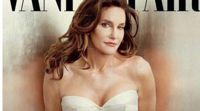 Caitlyn Jenner opta por un minivestido de encaje escotado para una nueva aparición pública