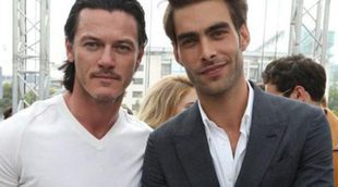 Jon Kortajarena olvida su ruptura con Luke Evans desfilando en la Barcelona 080 Fashion