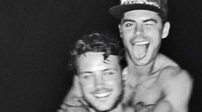 Zac Efron sube la temperatura posando sin camiseta junto a su hermano Dylan