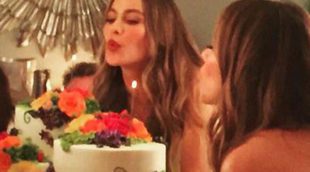 Así celebró Sofía Vergara su 43 cumpleaños: una corona, varias tartas, mariachis y Joe Manganiello