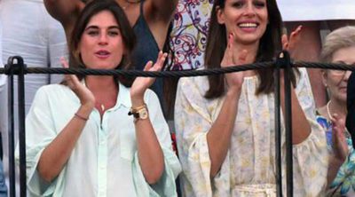 Lourdes Montes y Eva González, cuñadas y amigas orgullosas de sus hombres en una tarde de toros