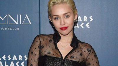 Miley Cyrus y Stella Maxwell... ¿pasean su amor por las calles de Malibú?