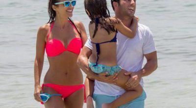 Paula Echevarría y David Bustamante se divierten jugando en el mar con Daniella en Ibiza