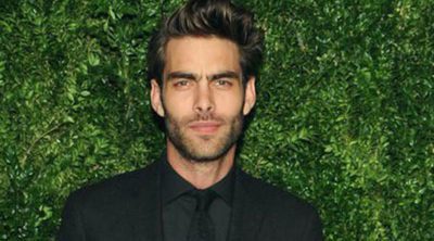 Jon Kortajarena presume de culo mientras alivia las altas temperaturas en la ducha