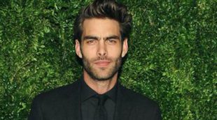 Jon Kortajarena presume de culo mientras alivia las altas temperaturas en la ducha