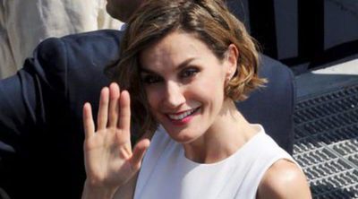 La cara y la cruz: La Reina Letizia se divierte en Milán mientras el Rey Felipe se pone firme en Barcelona