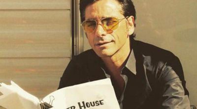 John Stamos vuelve al trabajo tras pasar por rehabilitación: "Mismas patillas, diferente década"