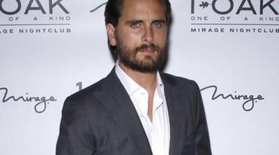 Scott Disick reaparece besando a una rubia en Las Vegas mientras Kourtney Kardashian cuida de sus hijos