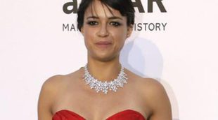 Michelle Rodriguez disfruta de una ducha en compañía femenina a bordo de un yate en Saint Tropez