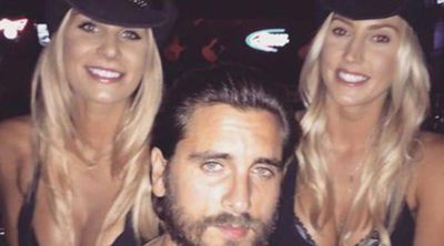 Scott Disick vuelve a salir de fiesta y posa junto a dos rubias despampanantes