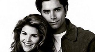 John Stamos insinúa que sigue casado con Lori Loughlin en el regreso de 'Padres Forzosos'