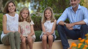 Los Reyes Felipe y Letizia inauguran su verano en Mallorca con un entrañable posado con la Princesa Leonor y la Infanta Sofía