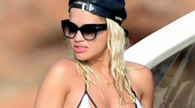 Rita Ora disfruta de su recién estrenada soltería divirtiéndose con sus amigos en Ibiza