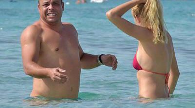 Ronaldo derrocha pasión y luce cuerpo en Formentera con su novia Celina Locks