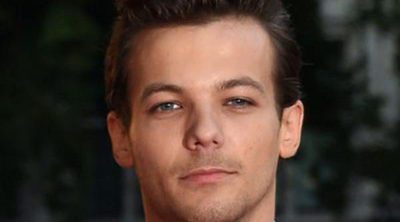 Louis Tomlinson, arropado por su madre Johannah Deakin en su primera alfombra roja tras confirmar que será padre