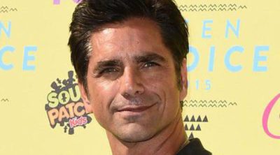 John Stamos de 'Padres Forzosos', todo sonrisas en su primera red carpet tras su rehabilitación