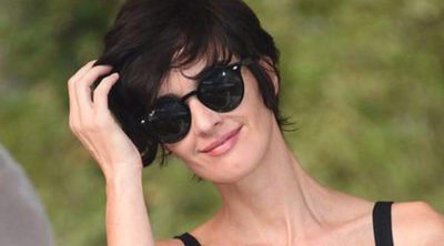 Paz Vega desembarca en Venecia: su look total black y su molesto flequillo