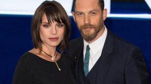 Tom Hardy estrena 'Legend' con una embarazadísima Charlotte Riley y su perro Woody