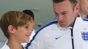 David Beckham enchufa a su hijo Romeo para que saltara al campo con Wayne Rooney