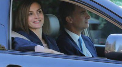 La Reina Letizia, la más sonriente y feliz en la vuelta al cole de la Princesa Leonor y la Infanta Sofía