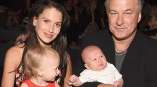 Alec Baldwin e Hilaria Thomas, al front row de NYFW con Carmen Gabriela y el pequeño Rafael