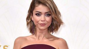 Maisie Williams, Nikolaj Coster, Heidi Klum y Sarah Hyland desfilan por la alfombra roja de los Emmy 2015