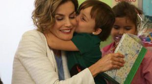 La Reina Letizia, cariñosa con los niños y las ancianas en la inauguración del curso escolar