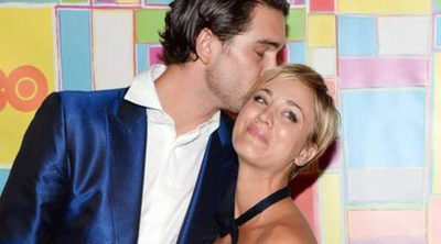 Kaley Cuoco intenta superar su ruptura con Ryan Sweeting comprándose un caballo y quitándose la alianza de casada