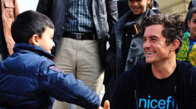 Orlando Bloom muestra su lado más solidario visitando un campo de refugiados en Macedonia