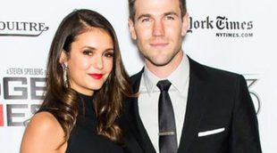 Nina Dobrev y Austin Stowell se estrenan en la alfombra roja con el estreno de 'Bridge of Spies'