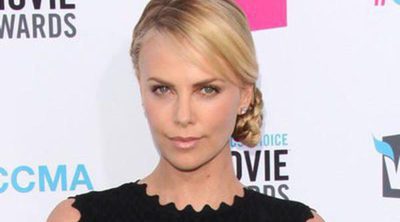 Arrestan a un hombre que asaltó la casa de Charlize Theron para entregarle unas flores