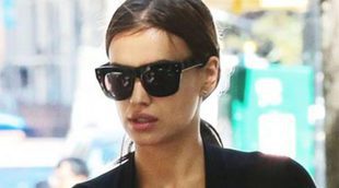 La simpatía de Bradley Cooper vs. la seriedad de Irina Shayk en el aeropuerto