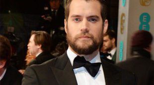 Henry Cavill está saliendo con una estudiante de 19 años llamada Tara King