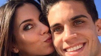 Marc Bartra y Melissa Jiménez presumen con orgullo de su hija Gala en su primer partido del Barça como espectadora