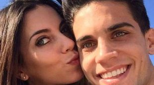 Marc Bartra y Melissa Jiménez presumen con orgullo de su hija Gala en su primer partido del Barça como espectadora