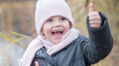 Estela de Suecia, una Princesita encantadora jugando en el parque del Palacio de Haga