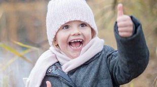 Estela de Suecia, una Princesita encantadora jugando en el parque del Palacio de Haga