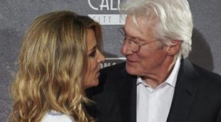 Richard Gere y Alejandra Silva, miradas cómplices, besos y risitas nerviosas en su primer posado como pareja