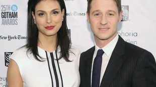 Morena Baccarin luce su avanzado embarazo con Benjamin McKenzie en los Premios Gotham 2015