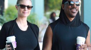 Paige Butcher presume de embarazo acompañada por Eddie Murphy mientras disfrutan de un paseo