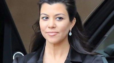 Kourtney Kardashian emula a su hermana Kim posando desnuda y luciendo su trasero