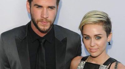 Liam Hemsworth y Miley Cyrus, cada vez más cerca: abrazos y besos en el Falls Festival de Australia