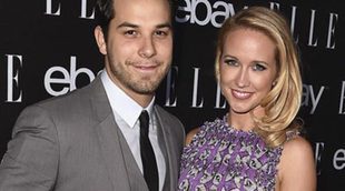 Los actores de 'Dando la nota' Skylar Astin y Anna Camp se han comprometido