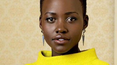 Lupita Nyong'o celebra en la playa el triunfo en taquilla de 'Star Wars: El despertar de la fuerza'