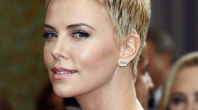 Charlize Theron posa desnuda presumiendo de cuerpazo a sus 40 años