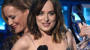 Dakota Johnson y su descuido en los People's Choice Awards 2016: "¡Ni que no hayáis visto ya mis tetas!"